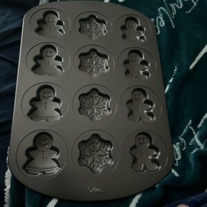 Wilton Festive Gingerbread and Snowflake Baking Pan - dark grey